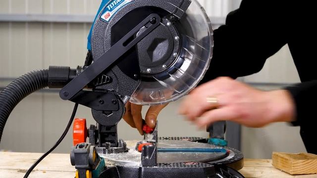 TOTAL Fierastrau circular stationar , 210mm - 1400W смотреть онлайн