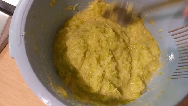 ОЛАДЬИ ИЗ КАБАЧКОВ С МАНКОЙ
