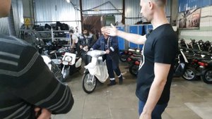 Разгрузка контейнера со скутерами из Японии.  ИЮНЬ 2022.