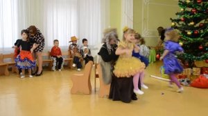 Веселая игра на Новогоднем утреннике в детском саду