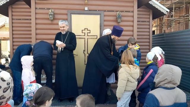 В небо над храмом взлетели голуби. Благовещение Пресвятой Богородицы.