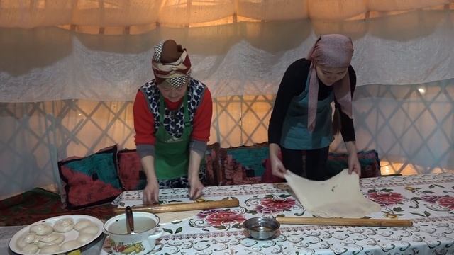 Кайнененин камырынан. Каттама жасап күнүнө эки миң сом... Таң маанай смотреть онлайн