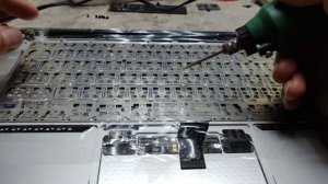КАК СЭКОНОМИТЬ НА ЗАМЕНЕ КЛАВИАТУРЫ MACBOOK AIR 1466 ? СВЕРЛИМ, КЛЕИМ.