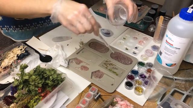 Процесс создания украшений из эпоксидной смолы смотреть онлайн