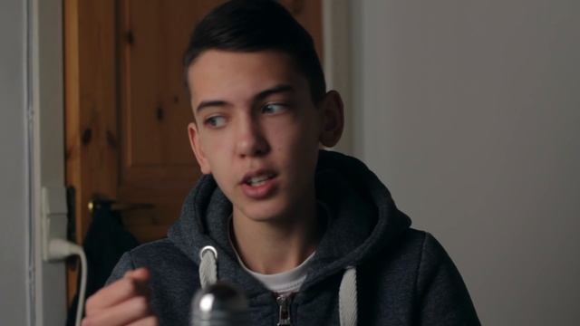 Стоит ли покупать iPhone 6s и iPhone SE в 2017 году? смотреть онлайн