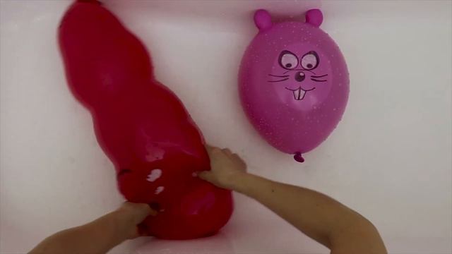 Воздушные шарики с водой Учим цвета для детей Развивающее видео Песня Семья Пальчиков Лопаем шарики смотреть онлайн