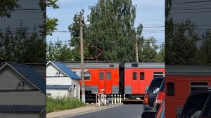 Железнодорожный переезд. Электричка пересекает жд переезд  #railfans #railway #railcrossing