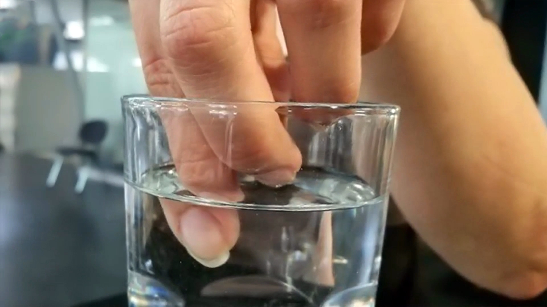 Сказали налили воды. Палец в стакане с водой. Пальцы на бокале. Окунуть в воду.
