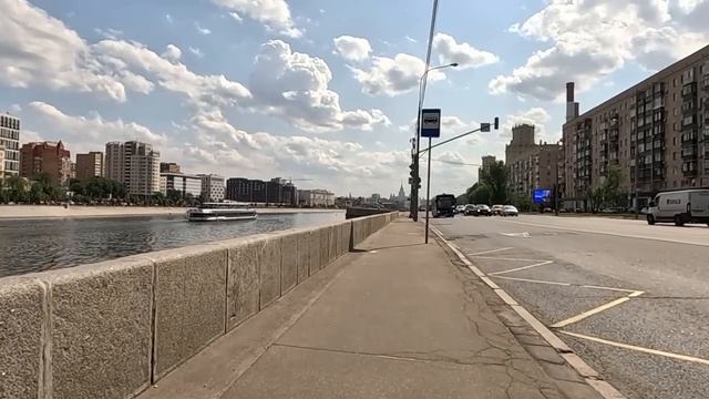 В награду за спасение дочери, богач предложил бродяге взять ее в жены… А просмотрев видео с камер смотреть онлайн