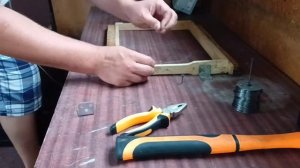 как натянуть проволоку на рамку для пчел #стол пчеловода