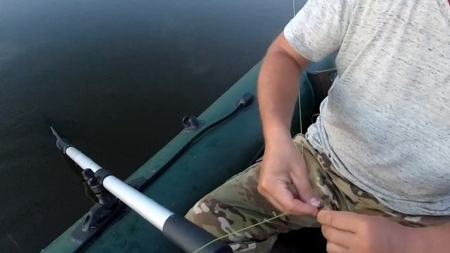 ЗМЕЕГОЛОВ НА ПЕРЕМЁТ. ПОЙМАЛИ СОМИКА ДВОЙНИКОМ ЗА ШКИРКУ. РЫБАЛКА НА ПЕРЕМЁТ. смотреть онлайн