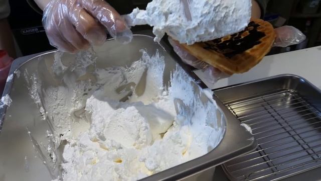 생크림 듬뿍! 딸기 와플 / strawberry waffle with whipped cream - korean street food смотреть онлайн