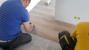 Укладка винилового ламината