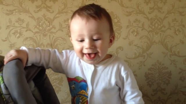 Ребёнок в 10 месяцев смеётся и говорит мама))), малыш Димуля.