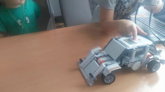 Робототехника для детей. Первый робот лего mindstorm. смотреть онлайн