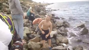 Счастливые дети ловят крабов на берегу Амурского залива 22 сентября 2017.