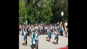 танец выпускников на последнем звонке