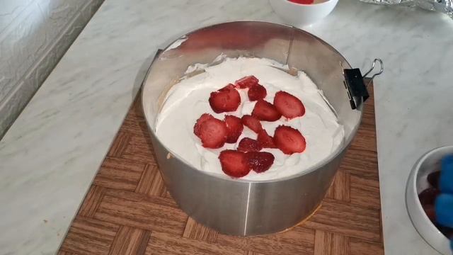 Сборка торта в неразъёмом кольце и украшение смотреть онлайн