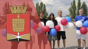 Молодежь города в преддверии Дня России раздали воздушные шары цветов Флага России