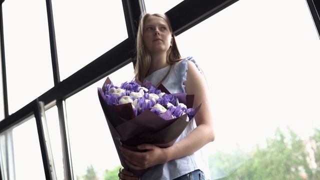 Букет из 15 белых пионов Premium и 26 синих ирисов смотреть онлайн