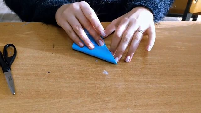 Как вырезать снежинку для декорирования окна?