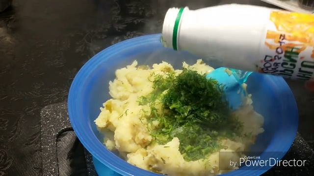 Блинчики с картофельным пюре и солёными огурцами