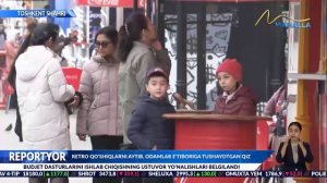 Retro qo'shiqlar kuylab, insonlar e'tiboriga tushayotgan qiz.