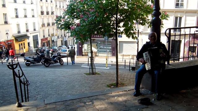 Париж, Монмартр. Уличный музыкант. смотреть онлайн
