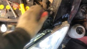 Как снять передние фары на автомобиле Mitsubishi Lancer 9