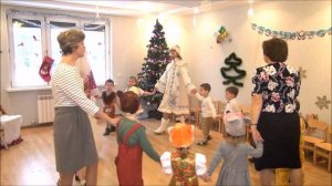 Хоровод с дедом морозом. Блестят на елке бусы.