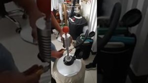 Перекачка жидкого азота из одного сосуда дьюара во второй.