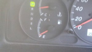 Барахлит индикатор уровня топлива Mazda familia s-wagon