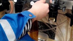 розлив пива в стеклянную бутылку через Пегас