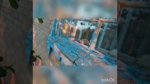 Попытка выманить пчел из стены дома.