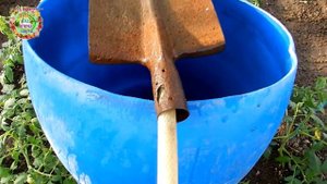 Легкий способ удержать шланг в бочке. Удерживатель из старой лопаты