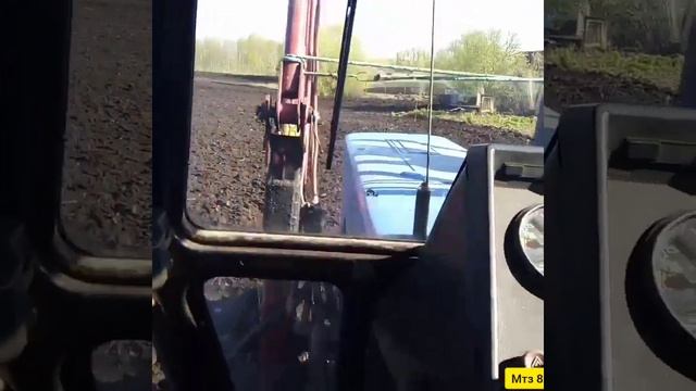 Мтз 82 сажает картошку. Вид из кабины. смотреть онлайн