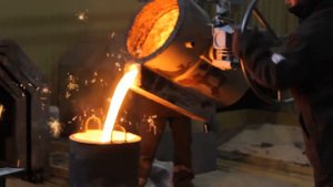 Чайниковый ковш - слив металла из ковша