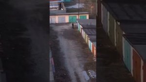 Мужик 99 раз проверил замок на гараже