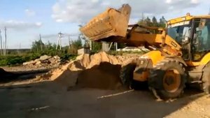 Погрузка песка трактором экскаватором JCB в самосвал