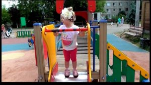 Ева играет на детской площадке (Часть 1: катается с горки)/Eva riding a children's slide