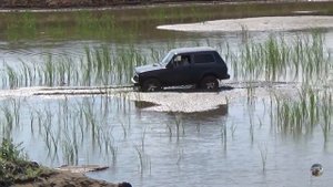 Встряли очень жёстко. Разбили лобовуху, фару и переднюю решётку. (Нивы и Шеви нивы по грязи)
