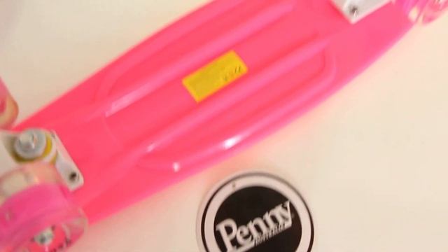 Penny Board Original 22 Малиновая дека и Светящиеся розовые колеса видео обзор смотреть онлайн
