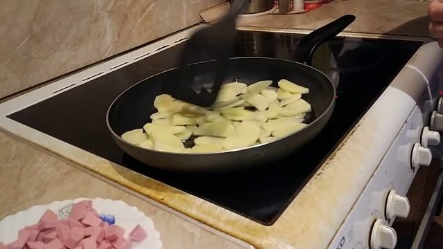 Жареная картошка с докторской колбасой