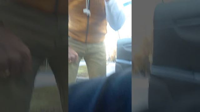 неадекватный человек ещё показывают удостоверение он вообще не форма