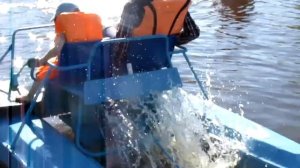 КАТАЕМСЯ НА КАТАМАРАНЕ!!!  Егор боялся ехать НО СДЕЛАЛ ЭТО! путешествие по реке на старом катамаран