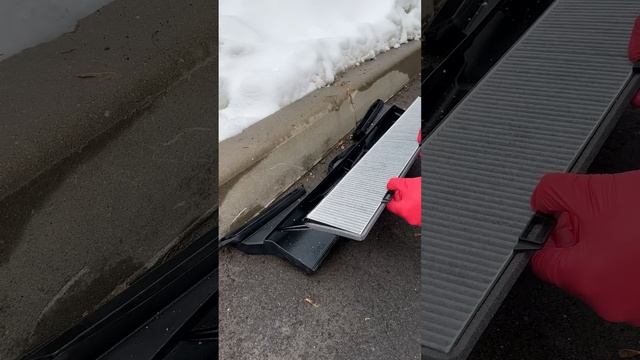 Как заменить салонный фильтр и избавиться от запахов смотреть онлайн