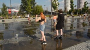 Two girls, fountains and fun splashes! / Две девушки, фонтаны и веселые брызги!