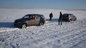 Suzuki Grand Vitara rescues Toyota Rav 4 out of snowdrift