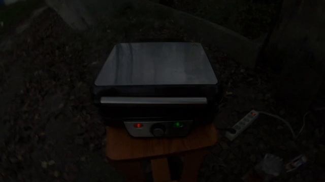 жарим колбаски на электрогриль Kitfort КТ-1626 смотреть онлайн