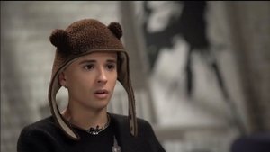 SLAVA MARLOW: Целовался Слава Мерлоу с Кариной Карамбейби? На заправке.